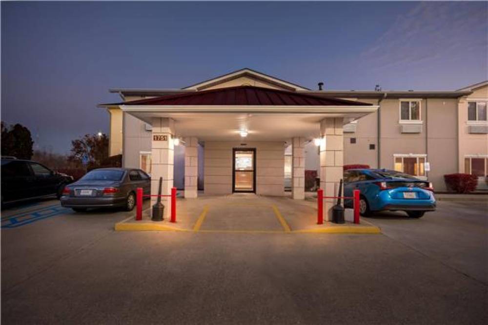 SUPER 8 BY WYNDHAM BLOOMINGTON 8