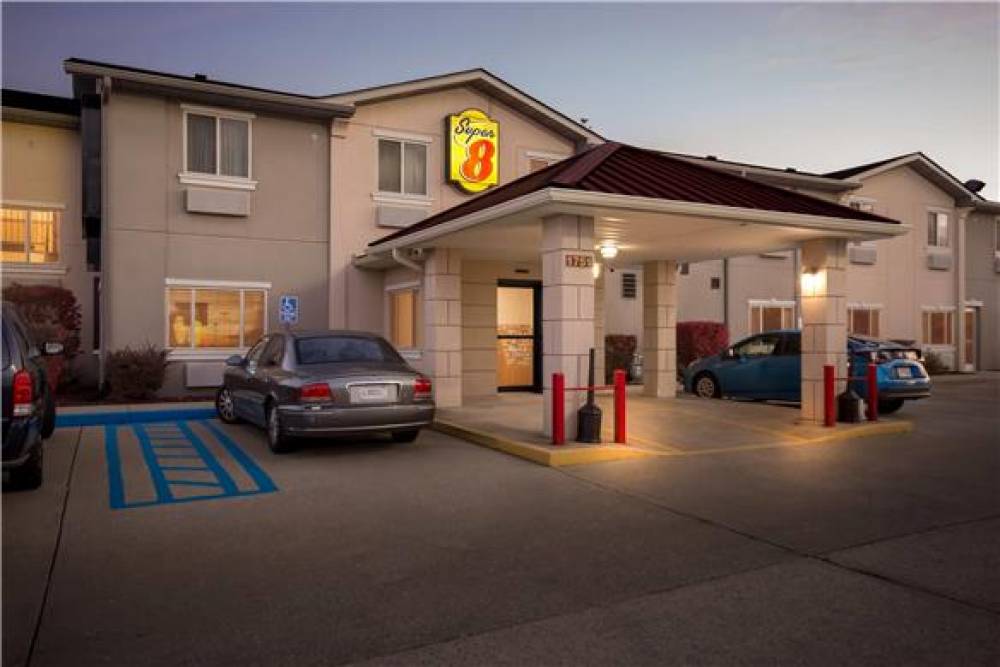 Super 8 By Wyndham Bloomington