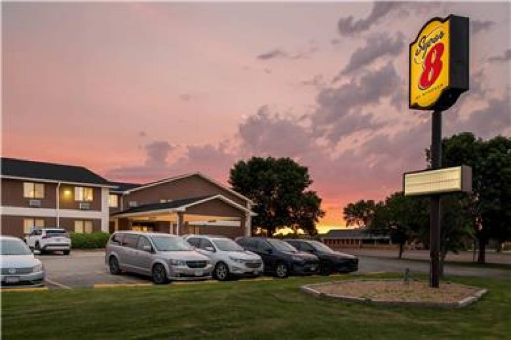 SUPER 8 BY WYNDHAM BLUE EARTH 4