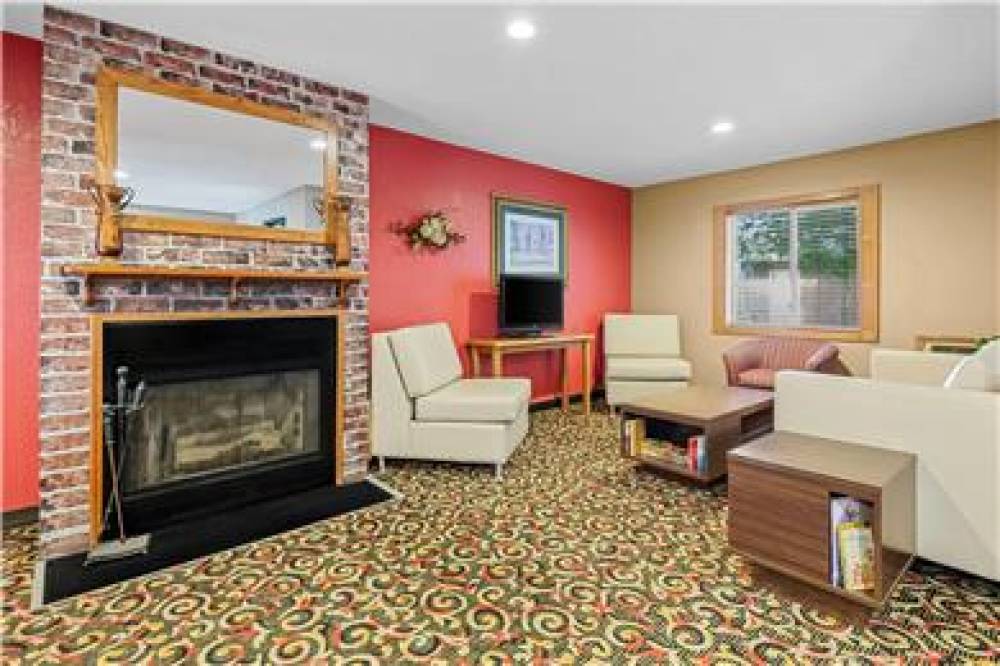 SUPER 8 BY WYNDHAM BLUE EARTH 9