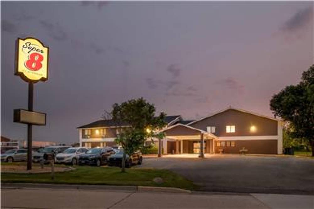 SUPER 8 BY WYNDHAM BLUE EARTH 6