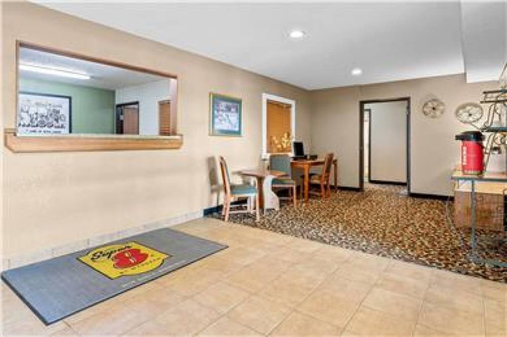 SUPER 8 BY WYNDHAM BLUE EARTH 8