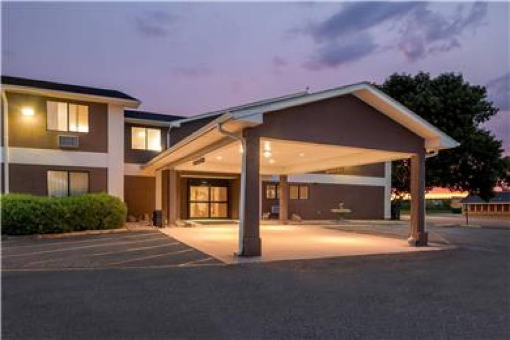 SUPER 8 BY WYNDHAM BLUE EARTH 5
