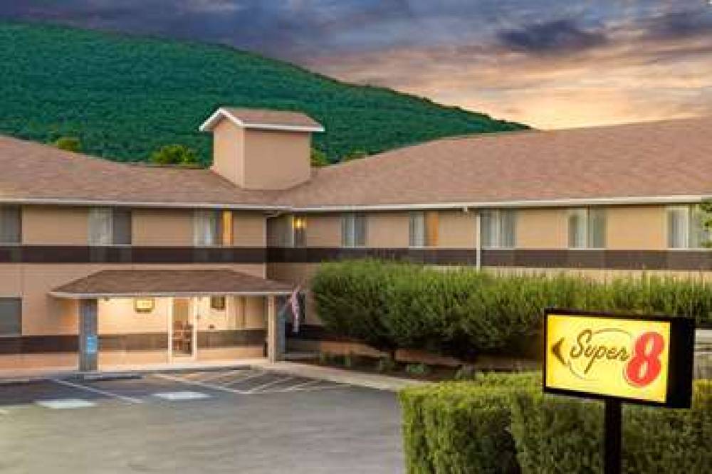 Super 8 By Wyndham Burnham/Lewistown