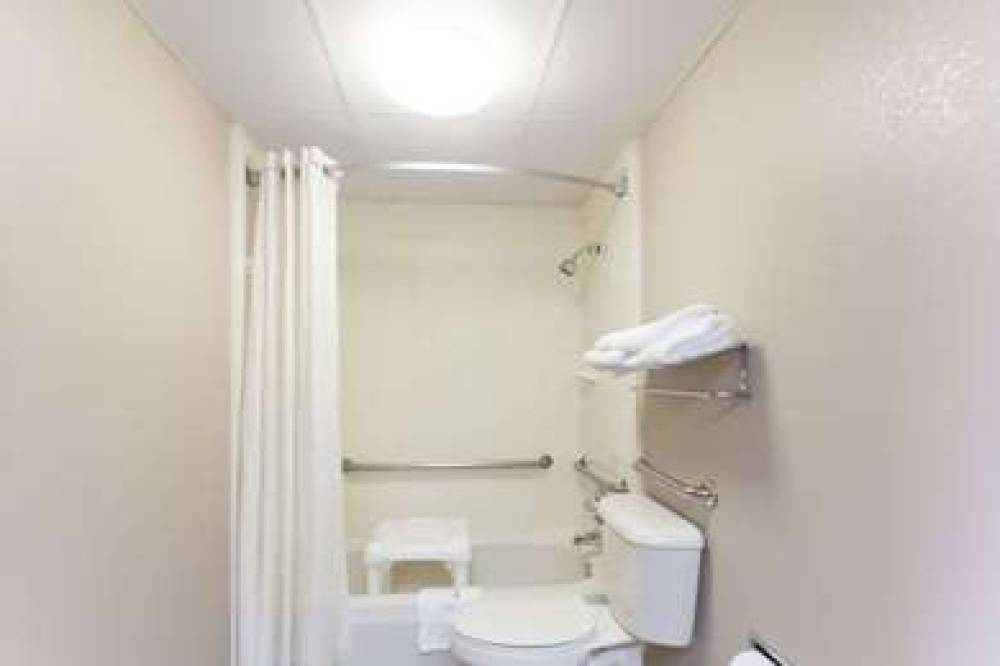 SUPER 8 BY WYNDHAM CLARKSVILLE NORT 6