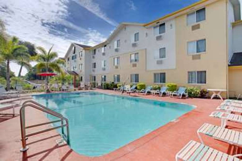 Super 8 By Wyndham Clearwater/St. Petersburg Airport 4