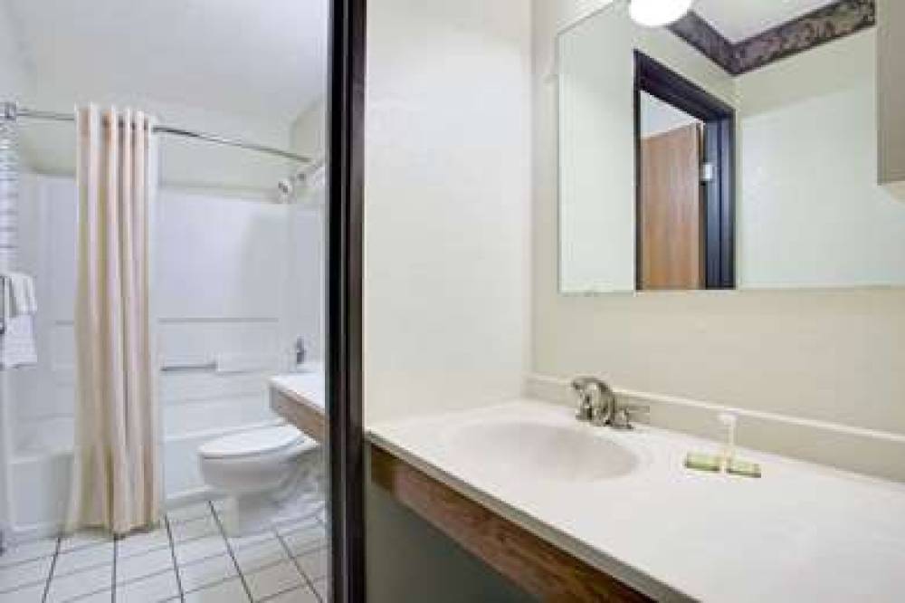 Super 8 By Wyndham Clearwater/St. Petersburg Airport 7