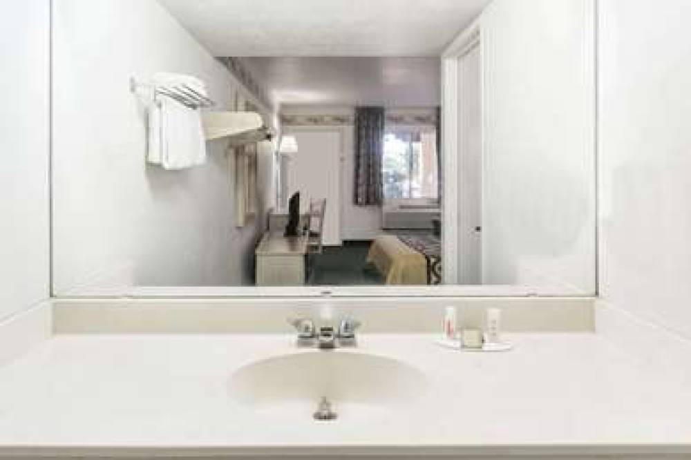 SUPER 8 BY WYNDHAM COTTONWOOD 4