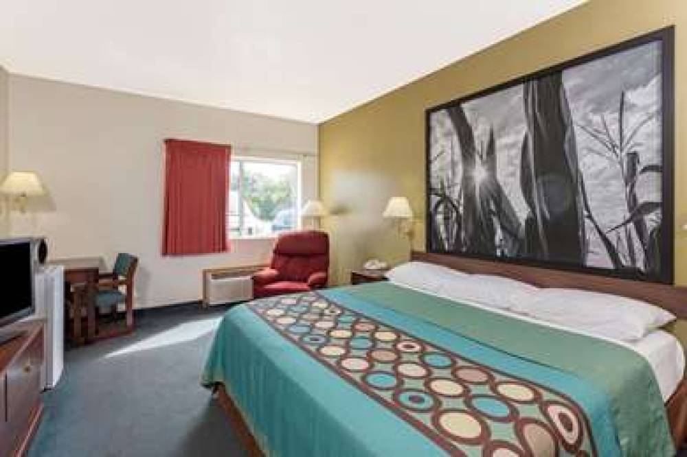 SUPER 8 BY WYNDHAM CRESCO IA 8