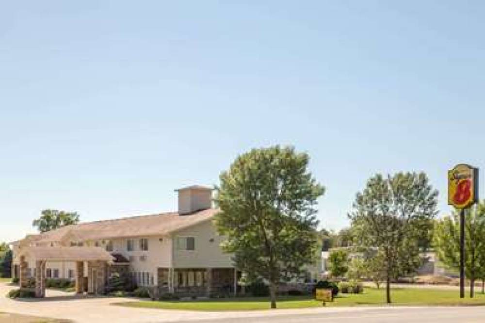 SUPER 8 BY WYNDHAM CRESCO IA 3