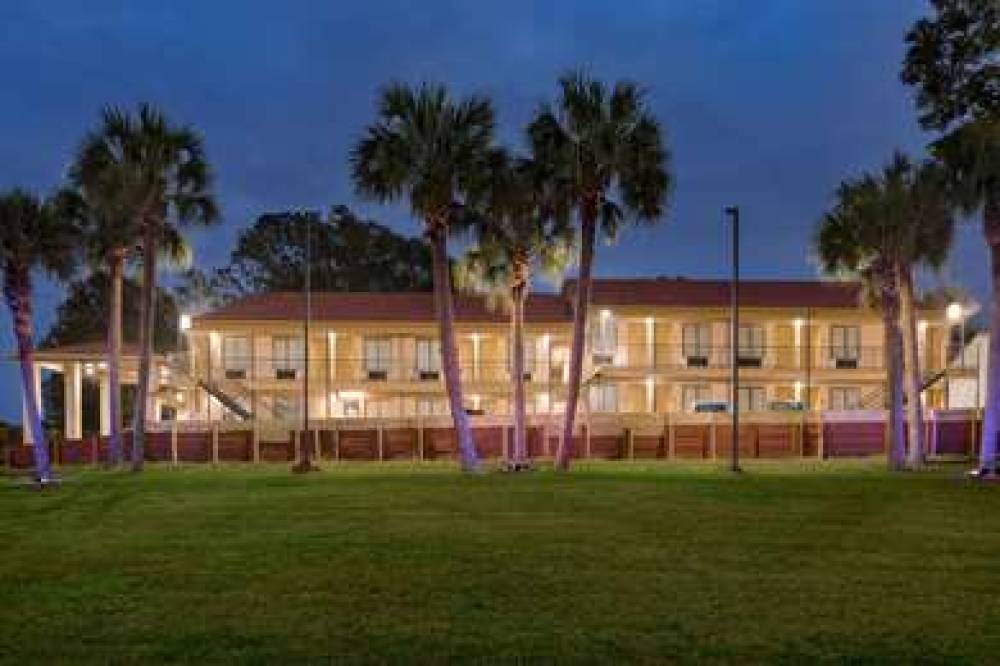 Super 8 By Wyndham Crestview 2