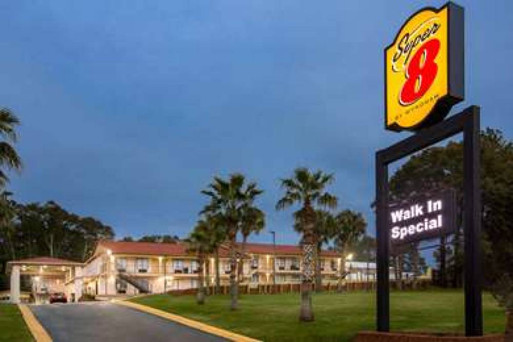 Super 8 By Wyndham Crestview