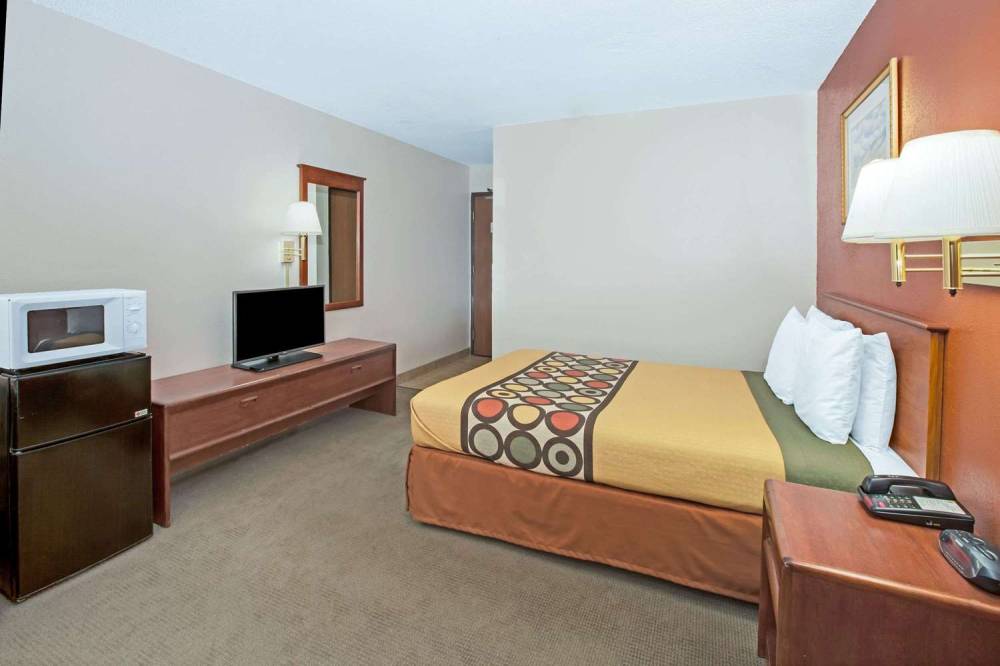 Super 8 By Wyndham Crystal Lake 9