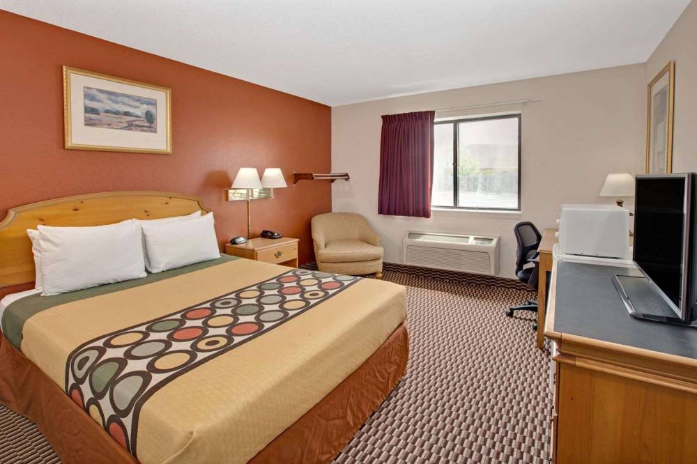 Super 8 By Wyndham Crystal Lake 3