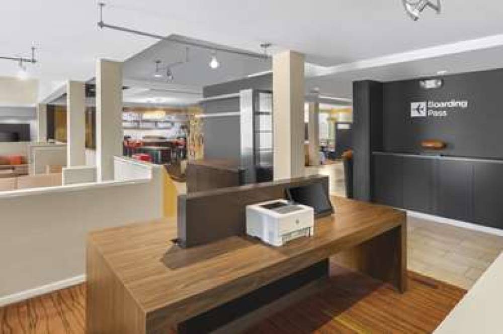 SUPER 8 BY WYNDHAM DALLAS LOVE FIEL 7