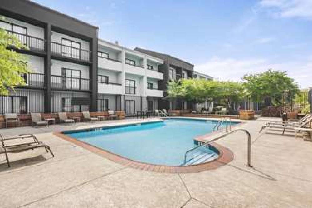 SUPER 8 BY WYNDHAM DALLAS LOVE FIEL 2