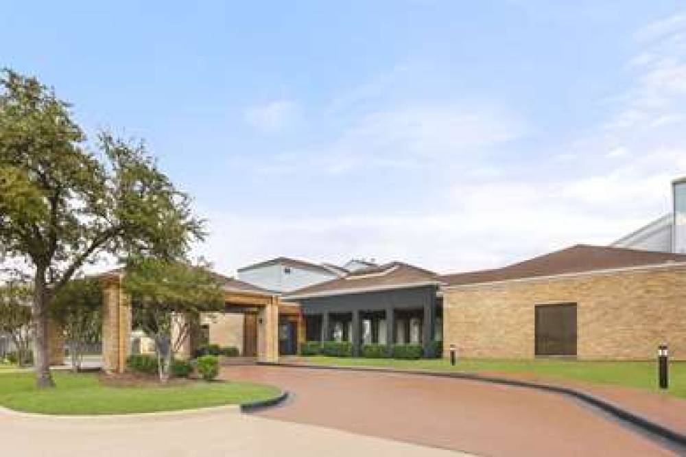 Super 8 By Wyndham Dallas Love Fiel