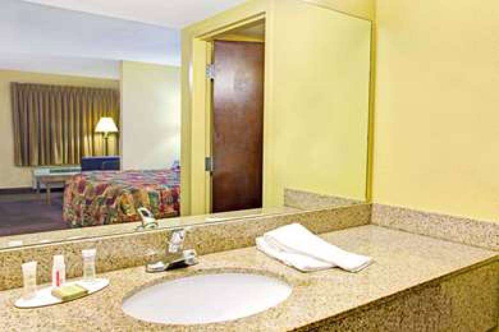 Super 8 By Wyndham Dania/Fort Lauderdale Arpt 8