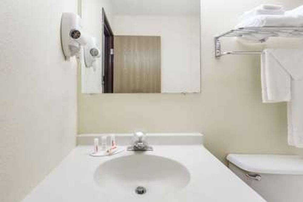 Super 8 By Wyndham Danville VA 8