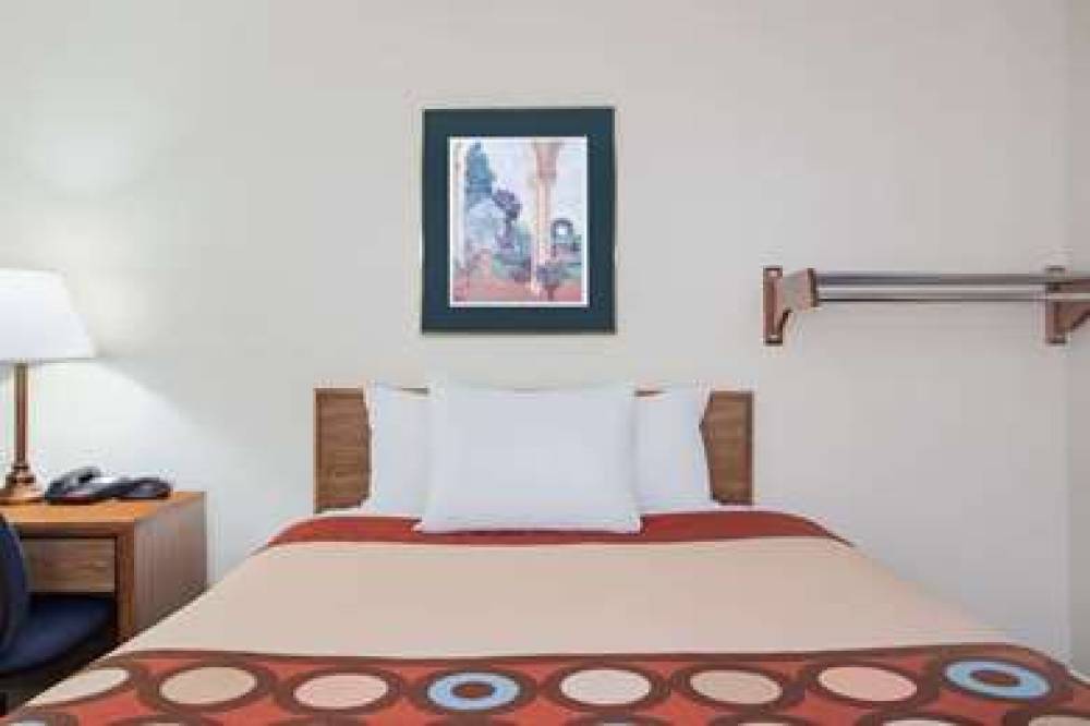 Super 8 By Wyndham Douglas 8