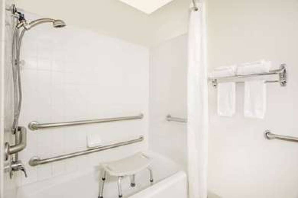 Super 8 By Wyndham Douglas 7