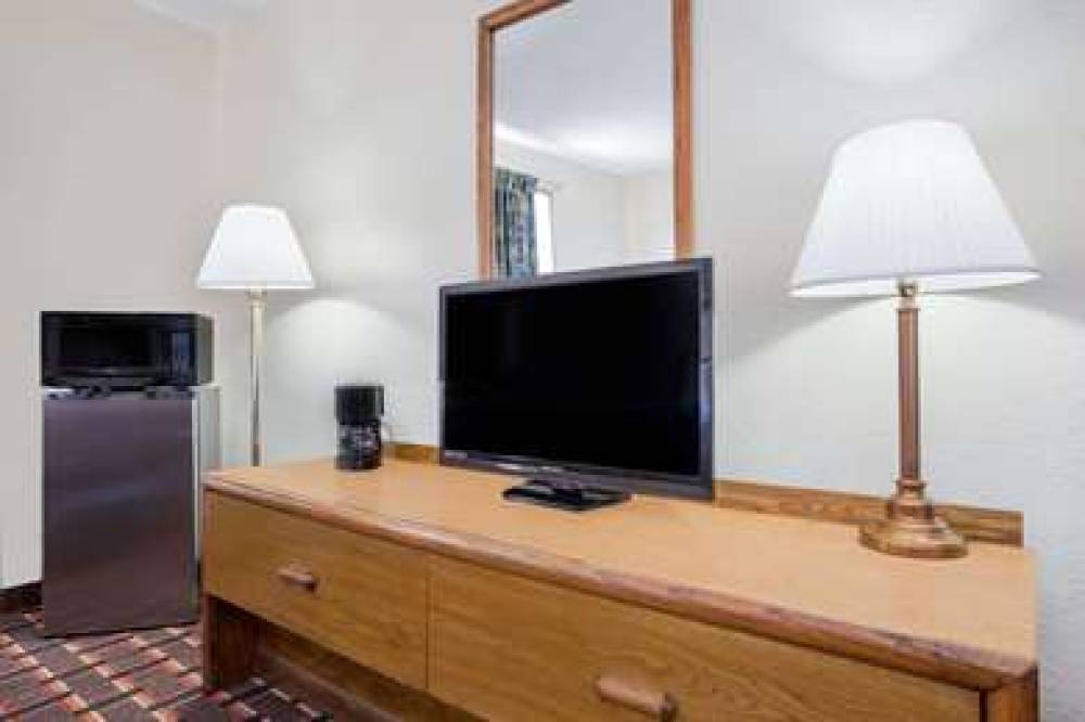 Super 8 By Wyndham Douglas 10