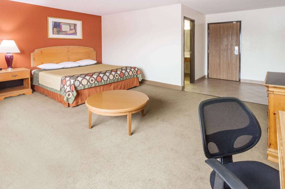 Super 8 By Wyndham Elgin 10