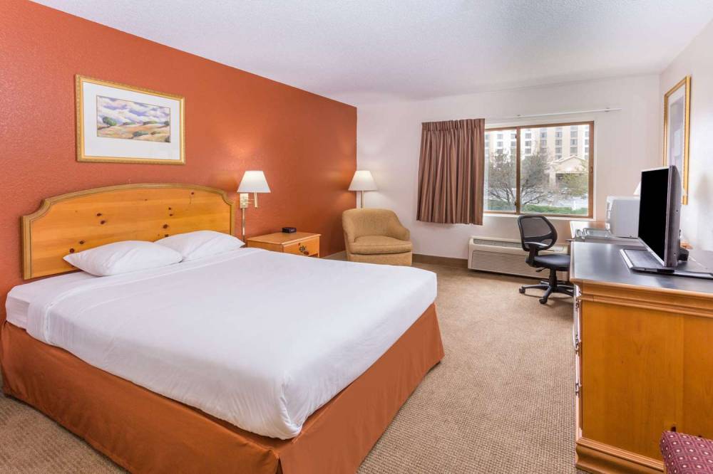 Super 8 By Wyndham Elgin 1