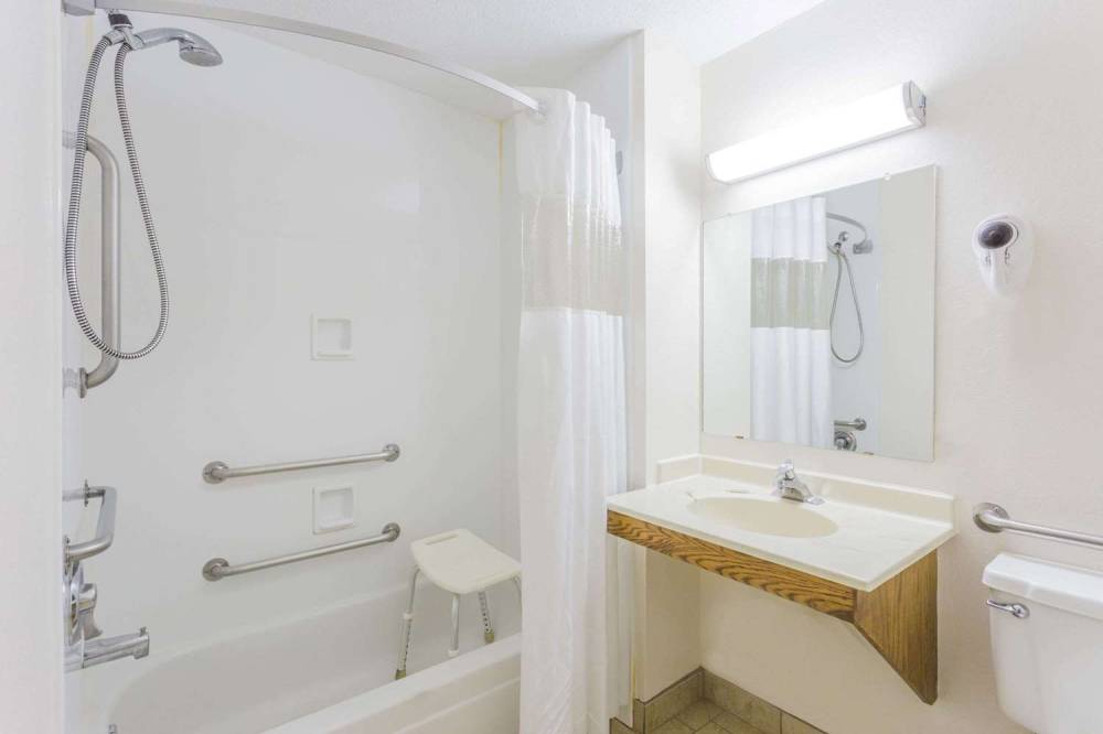 Super 8 By Wyndham Elgin 6