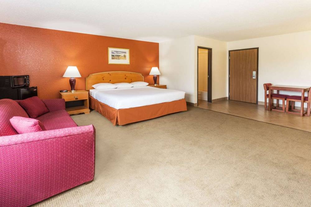 Super 8 By Wyndham Elgin 8