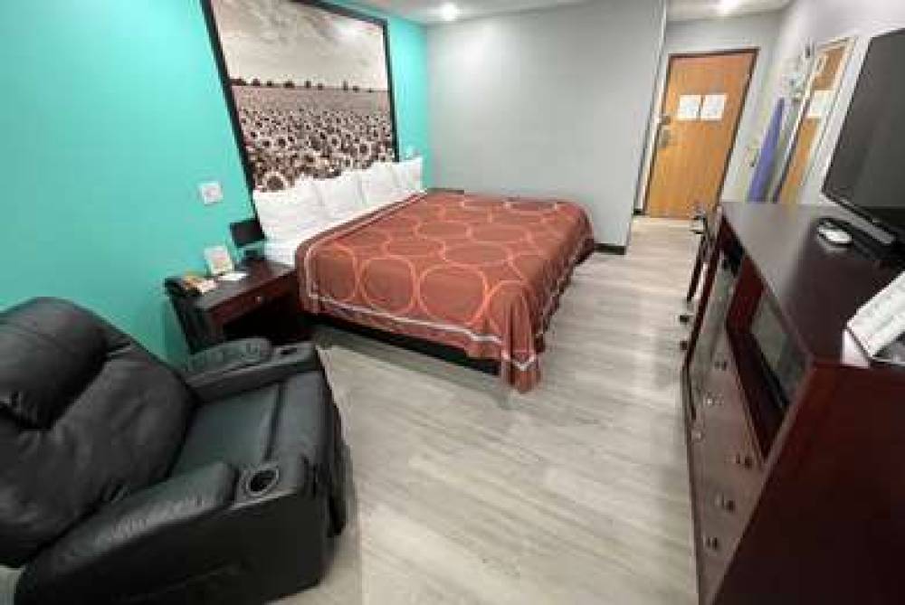 SUPER 8 BY WYNDHAM EMPORIA 5