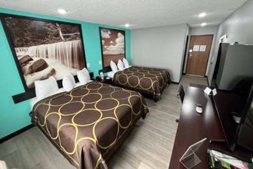 SUPER 8 BY WYNDHAM EMPORIA 9