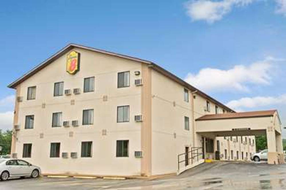 Super 8 By Wyndham Eureka/Six Flags Nearby