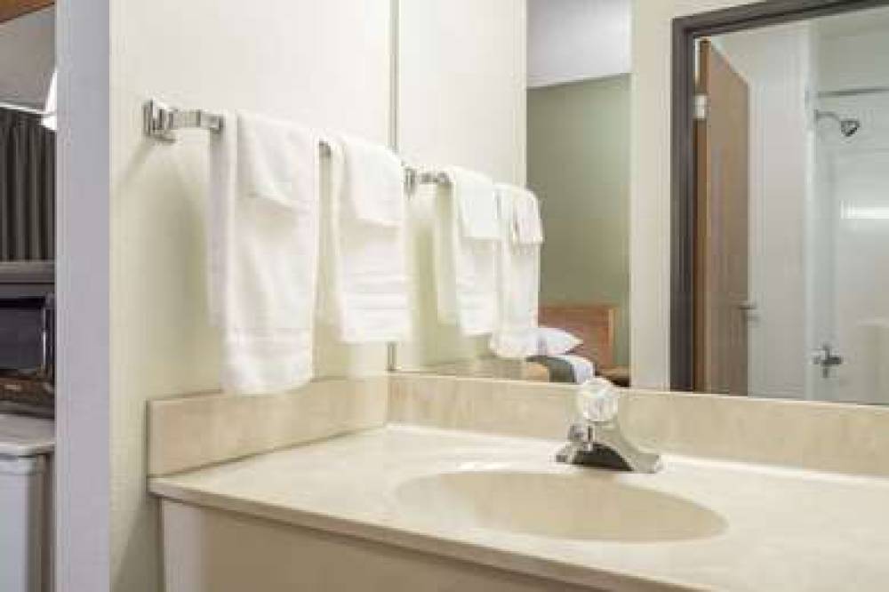 Super 8 By Wyndham Fond Du Lac 5
