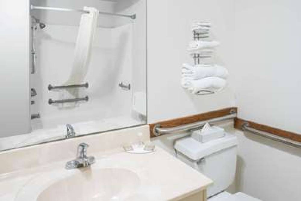 Super 8 By Wyndham Fond Du Lac 8