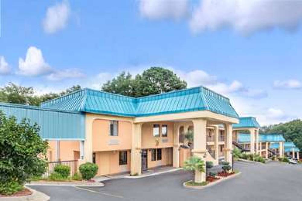 SUPER 8 BY WYNDHAM FOREST PARK 1