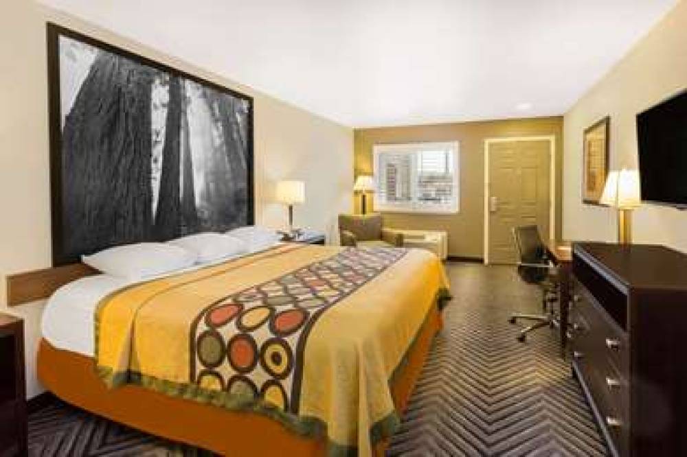 Super 8 By Wyndham Fortuna 9