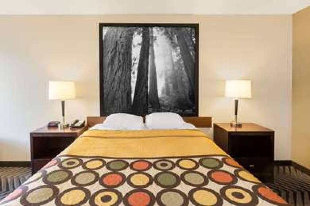 Super 8 By Wyndham Fortuna 7
