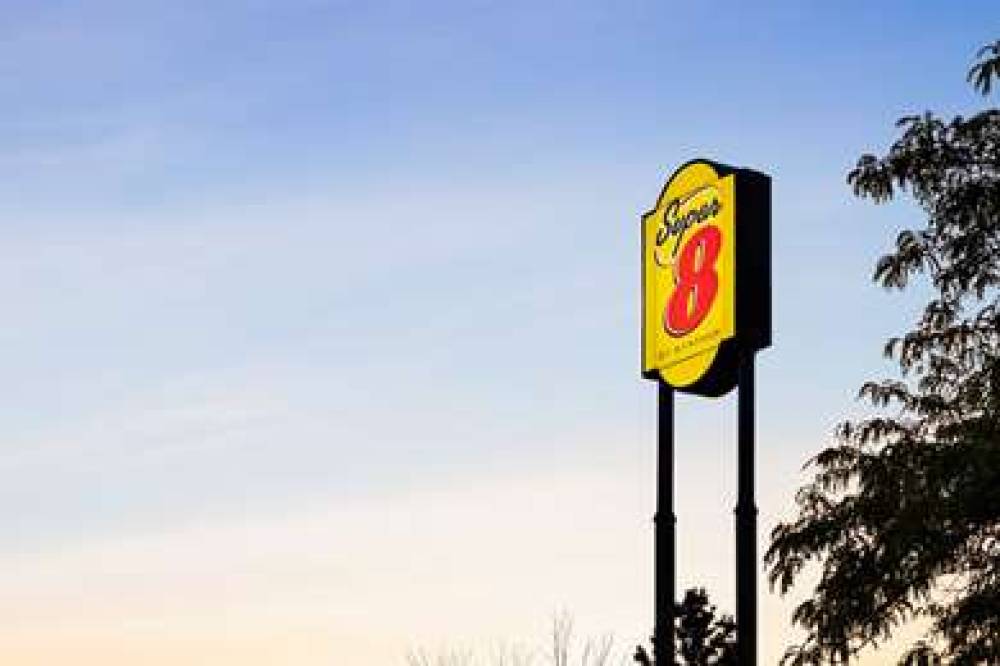 Super 8 By Wyndham Germantown/Milwa