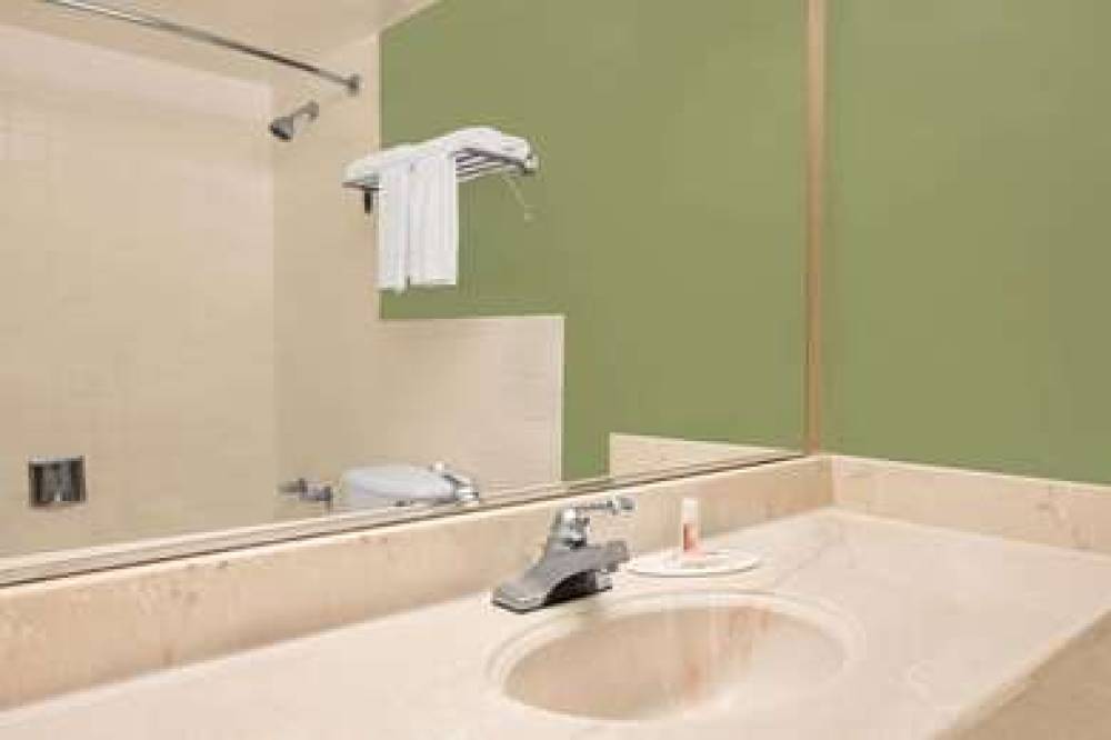 Super 8 By Wyndham Grand Prairie North 4