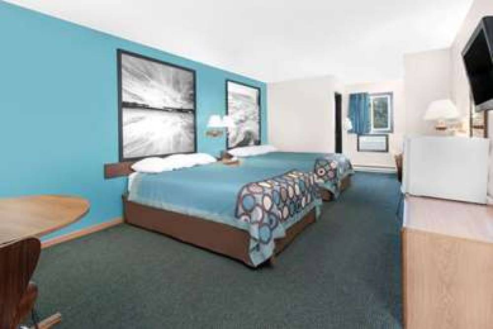 Super 8 By Wyndham Huron 8