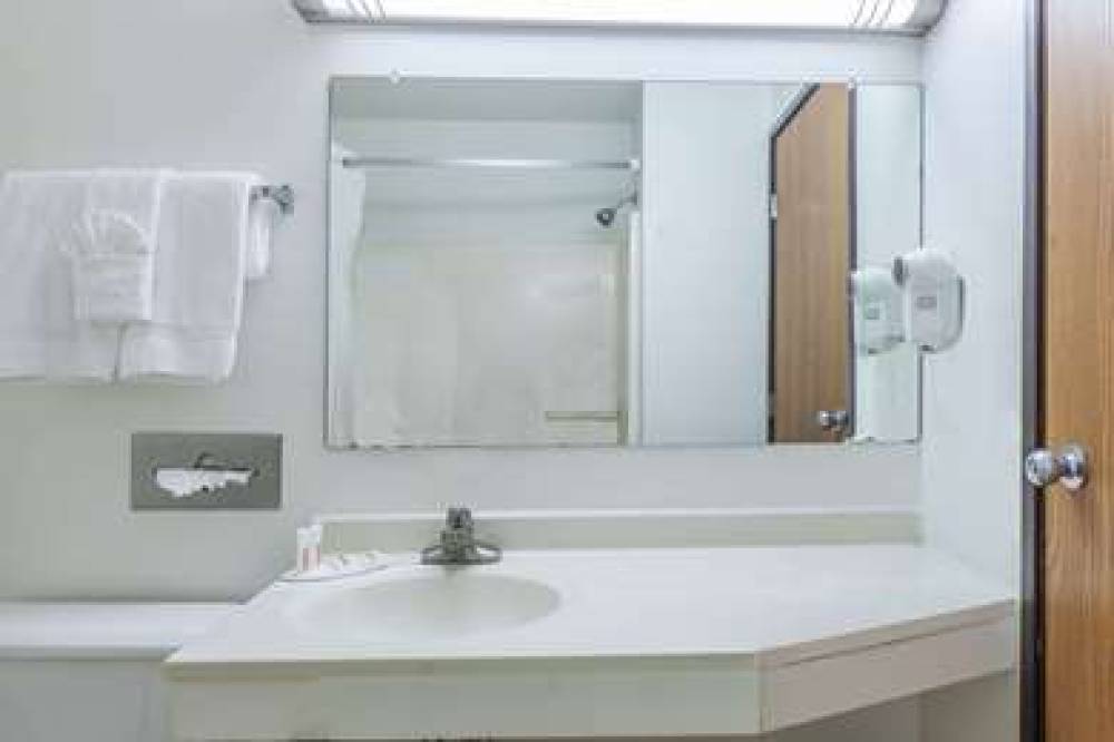 SUPER 8 BY WYNDHAM IRVING DFW AIRPO 4