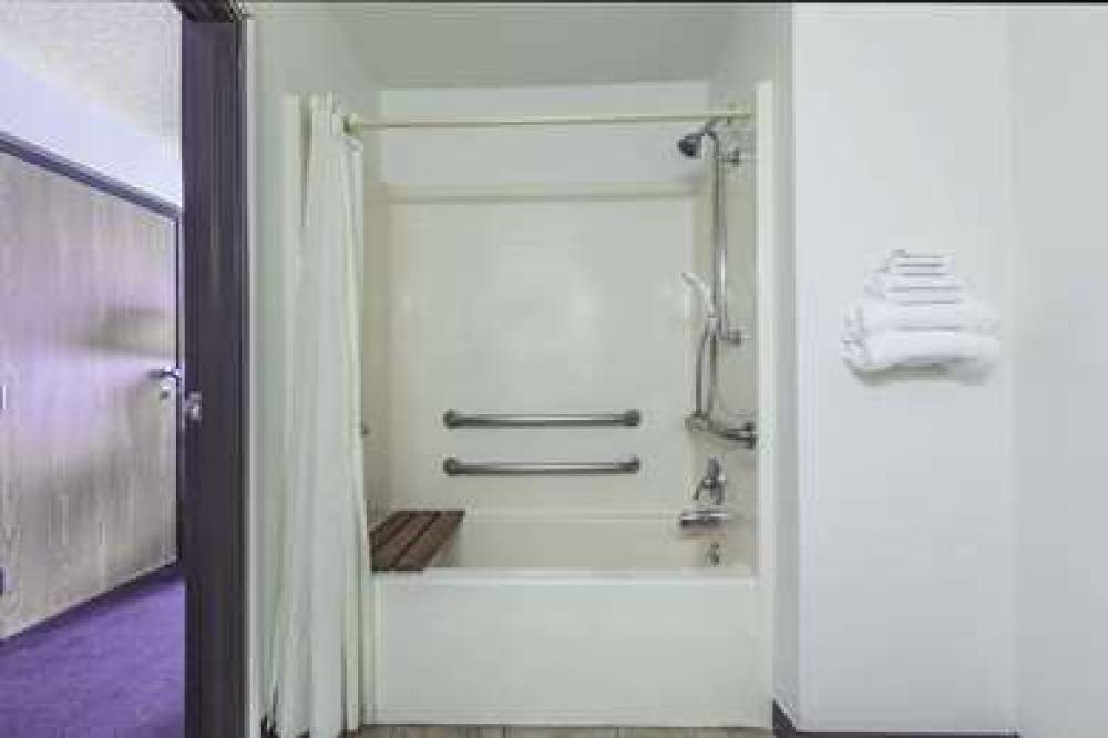 SUPER 8 BY WYNDHAM IRVING DFW AIRPO 9