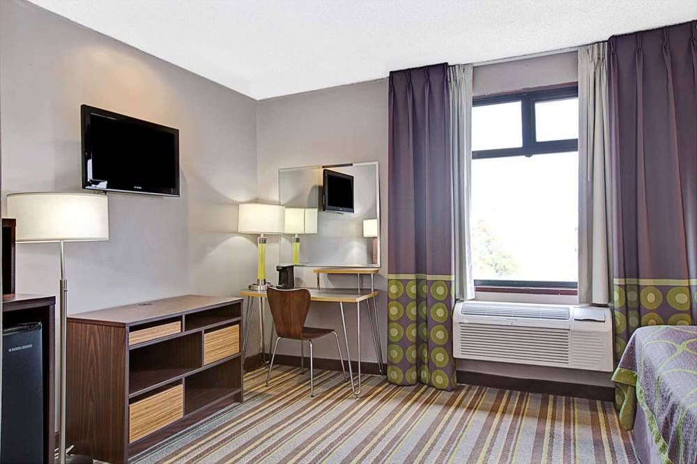 Super 8 By Wyndham Jamaica North Conduit 7