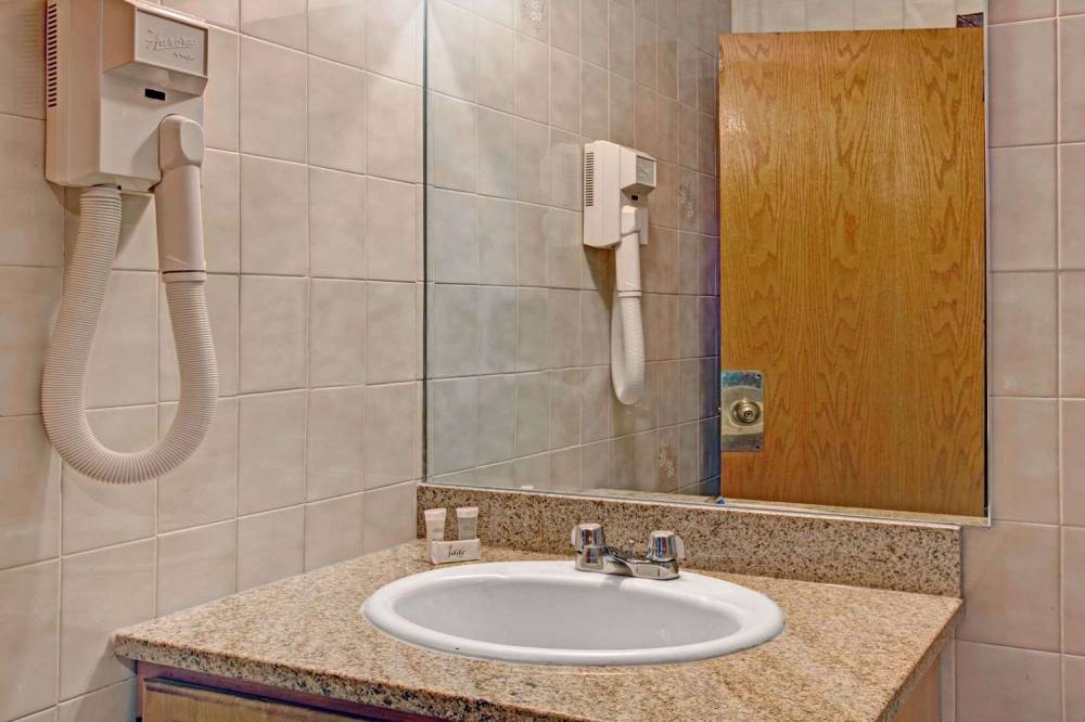Super 8 By Wyndham Jamaica North Conduit 6