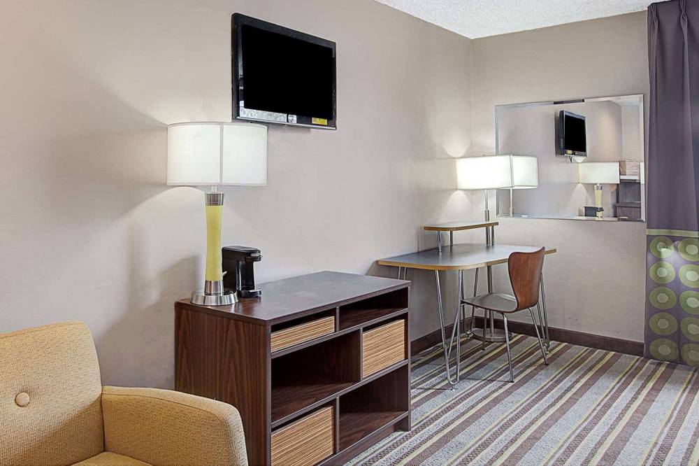 Super 8 By Wyndham Jamaica North Conduit 9
