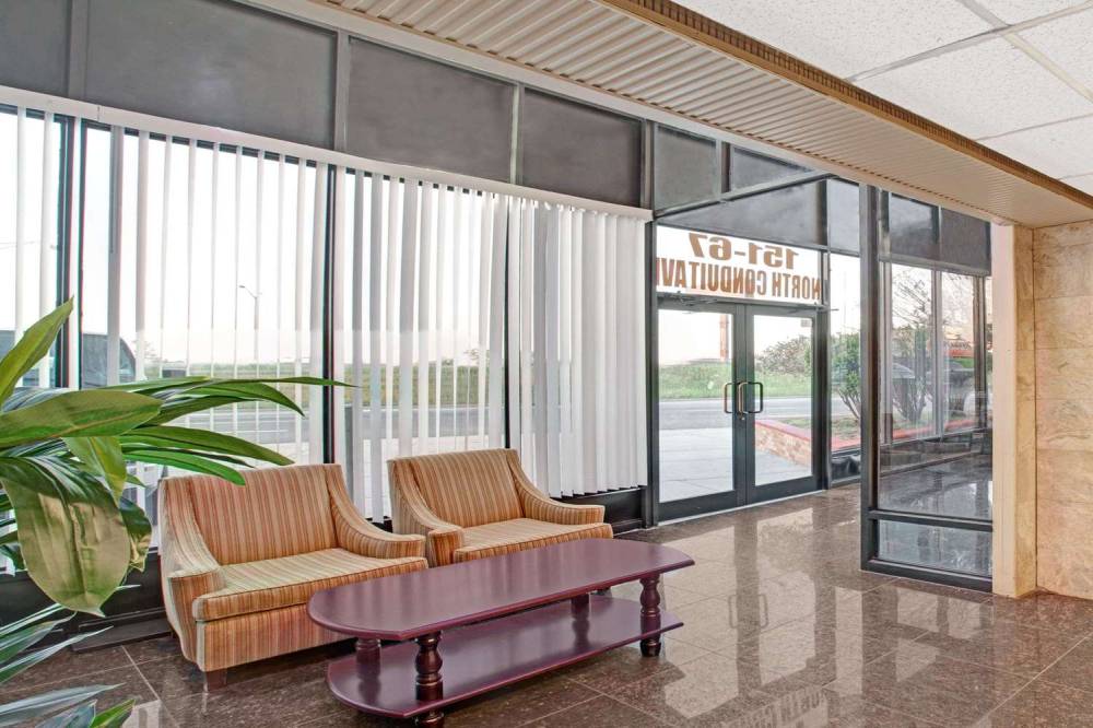 Super 8 By Wyndham Jamaica North Conduit 8