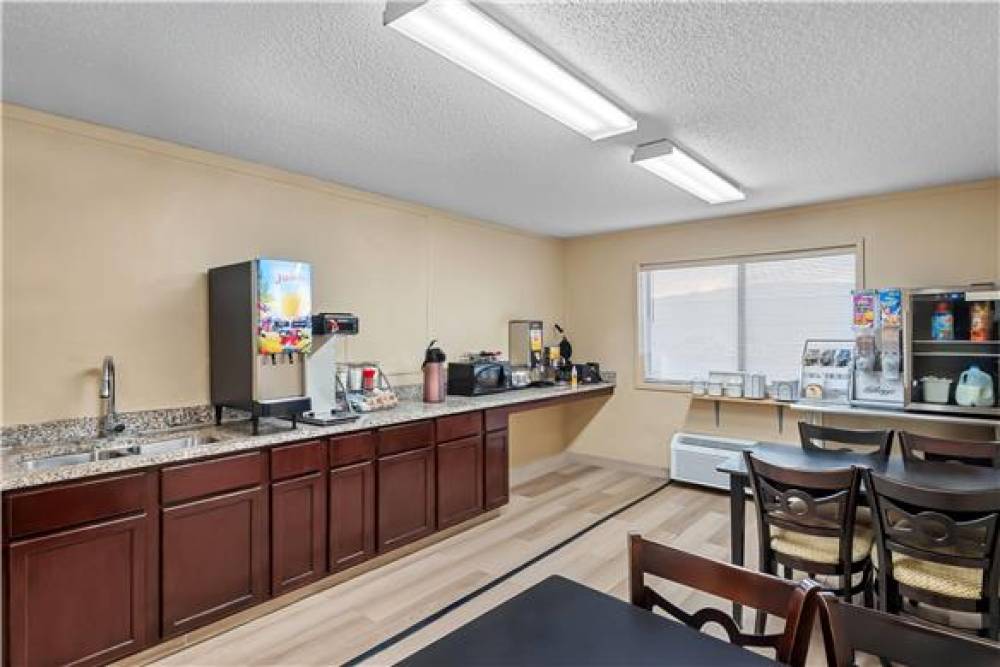 SUPER 8 BY WYNDHAM JEFFERSON 2