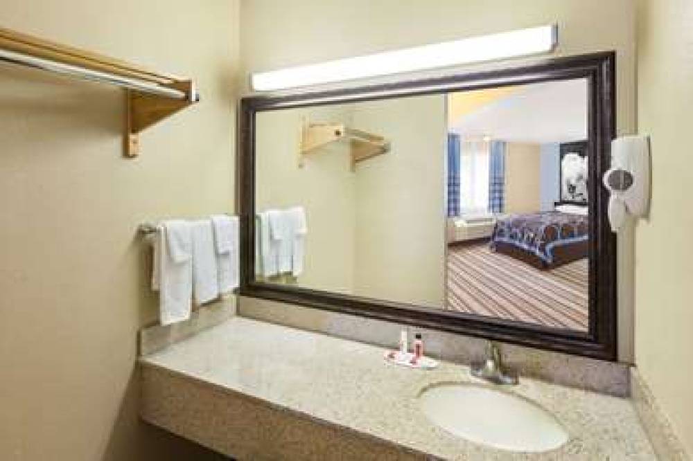 Super 8 By Wyndham Kingsville 4