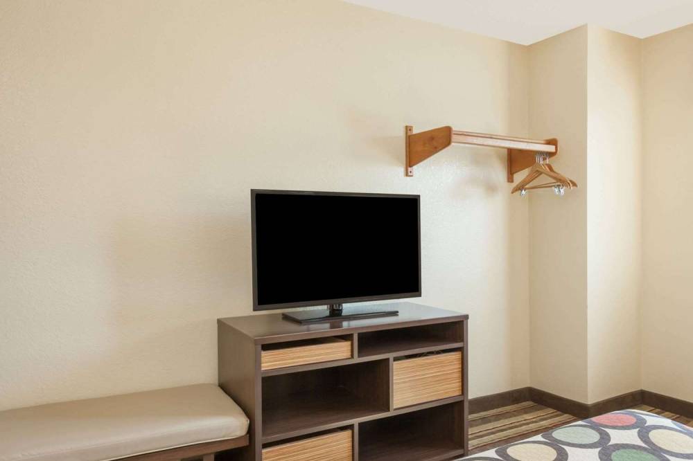 SUPER 8 BY WYNDHAM LATHAM/ALBANY AI 6
